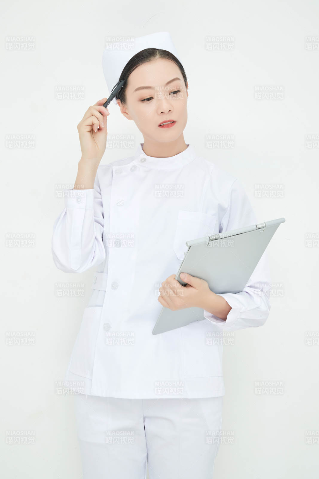 白背景里穿護士服手持病歷夾的美女護士