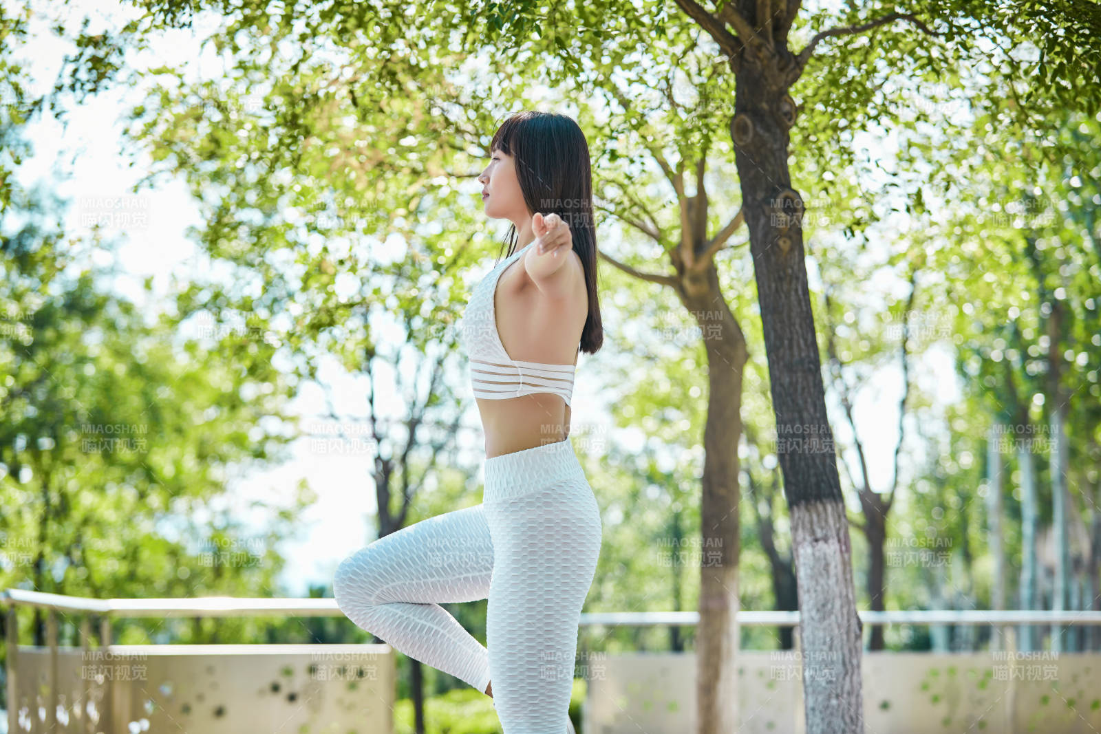 湖畔公园做瑜伽动作的亚洲年轻女性