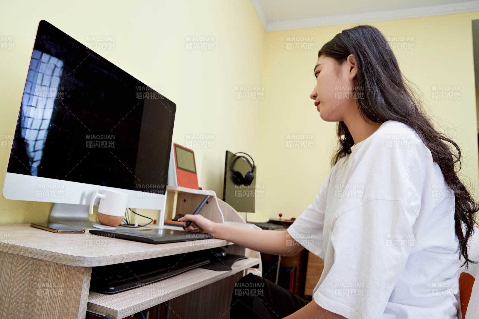 居家在電腦前創作插畫的年輕美女