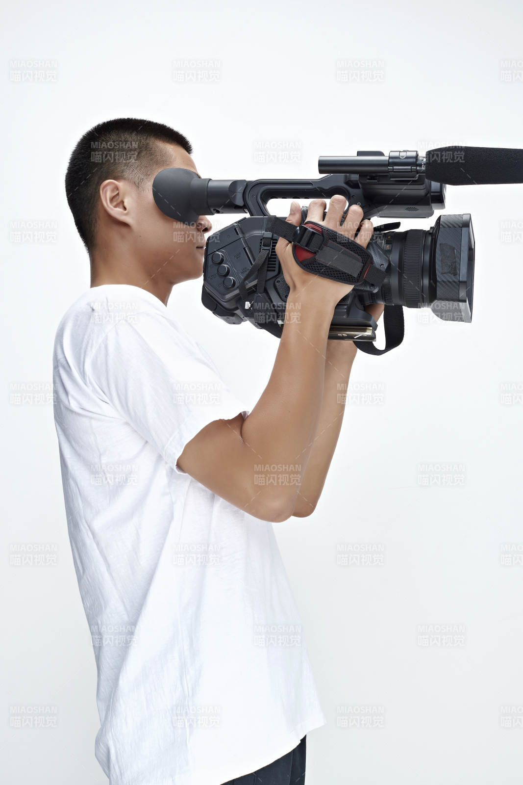 白色背景下手持攝像機進行錄制拍攝的攝像師