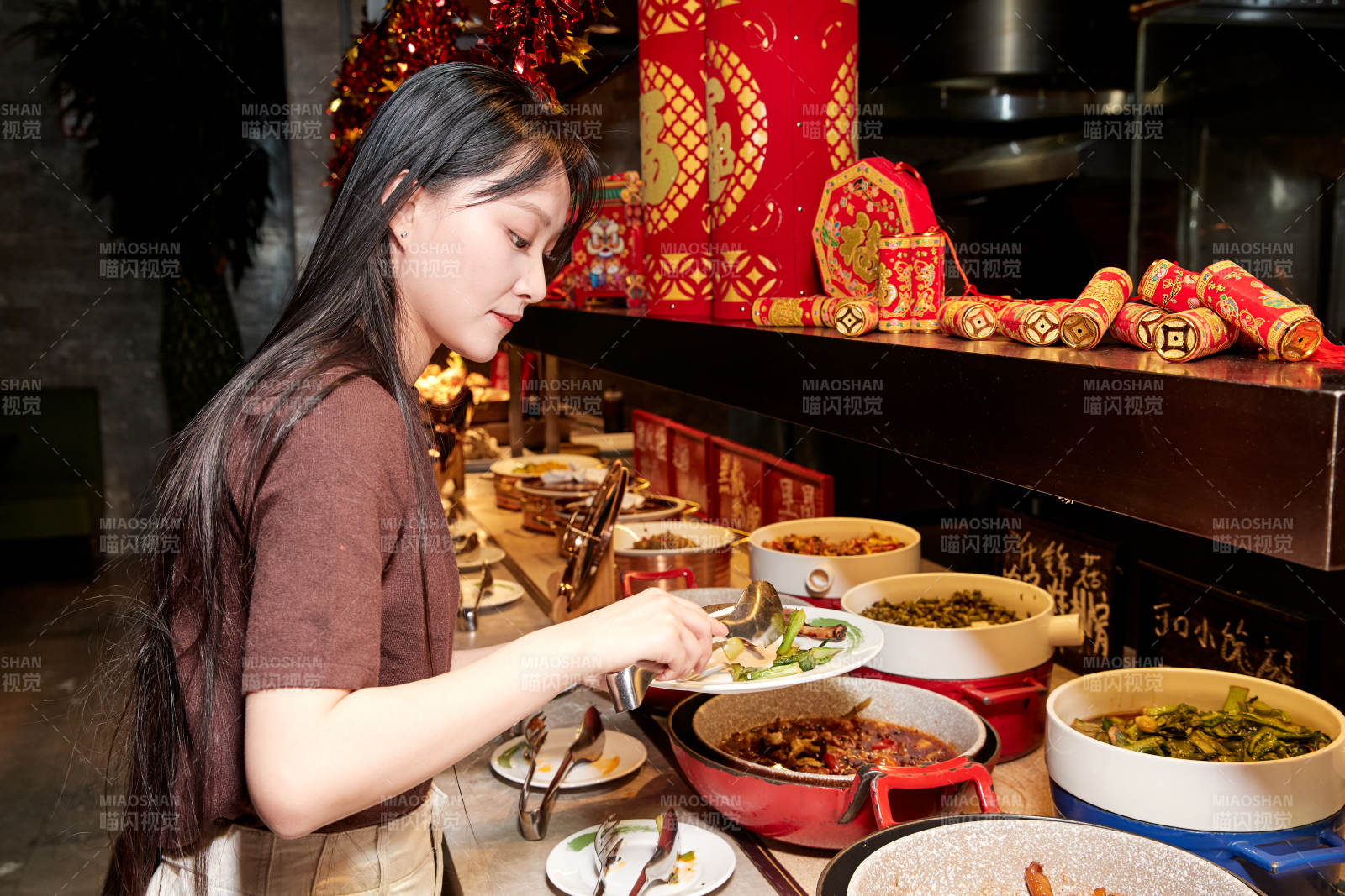 在酒店自助餐廳大吃特吃的亞洲可愛閨蜜少女