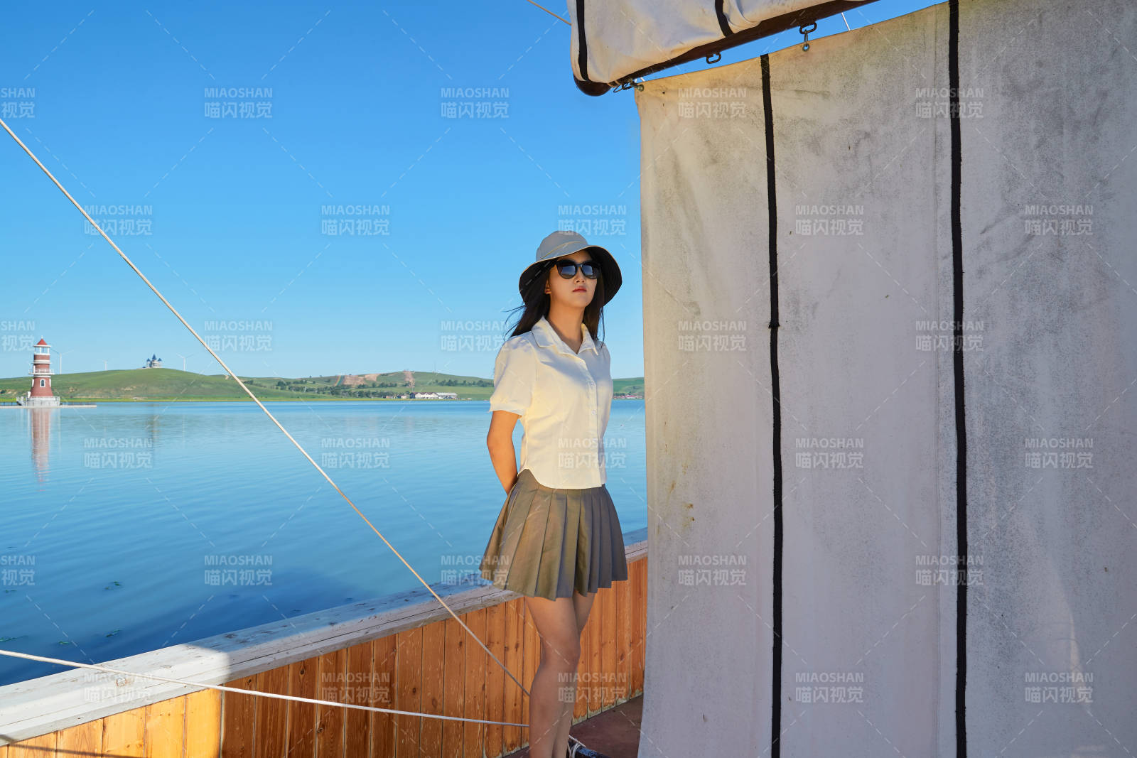 在湖畔木制帆船上的亞洲美女