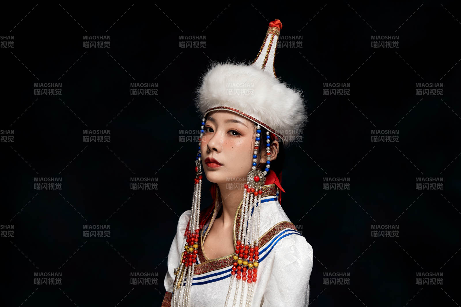 穿著蒙古族服飾的亞洲青年女性