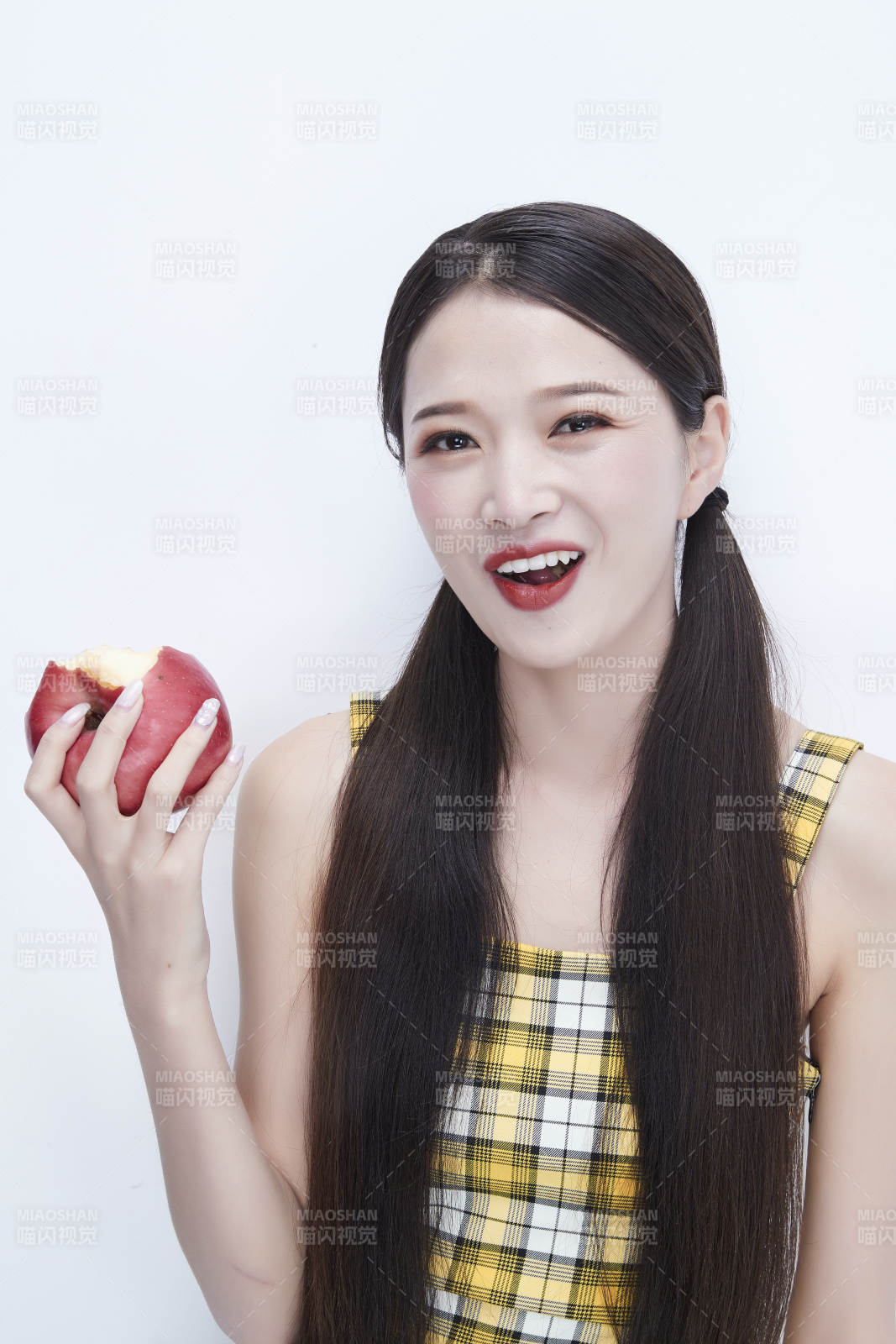 手拿蘋果身穿格子吊帶裙的亞洲可愛少女人像