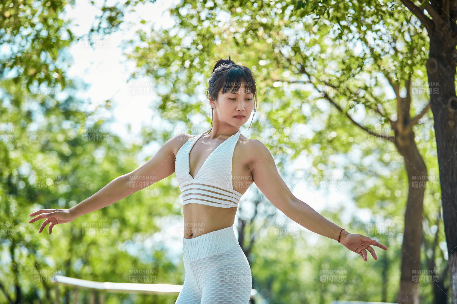 湖畔公園做瑜伽動作的亞洲年輕女性