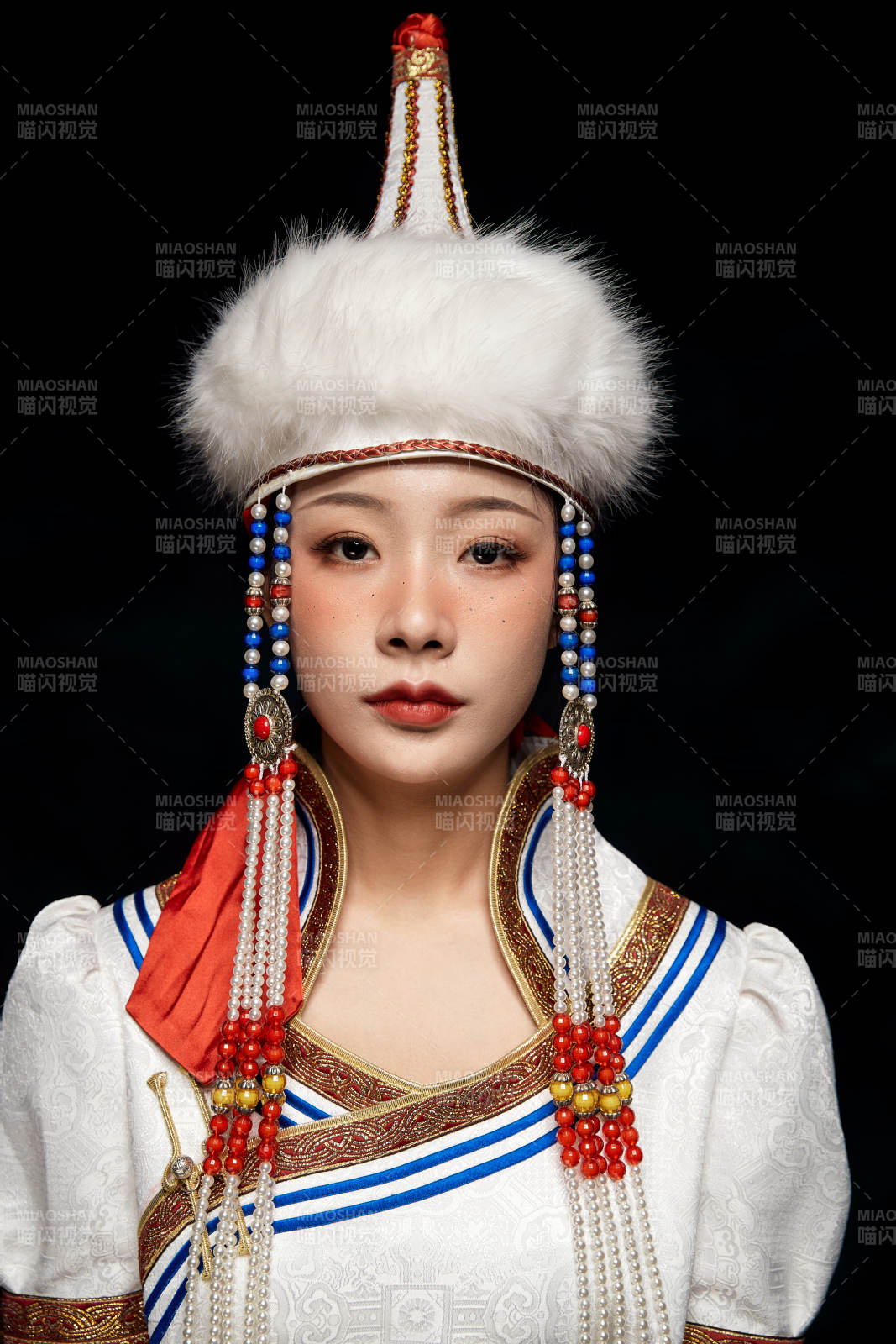 穿著蒙古族服飾的亞洲青年女性