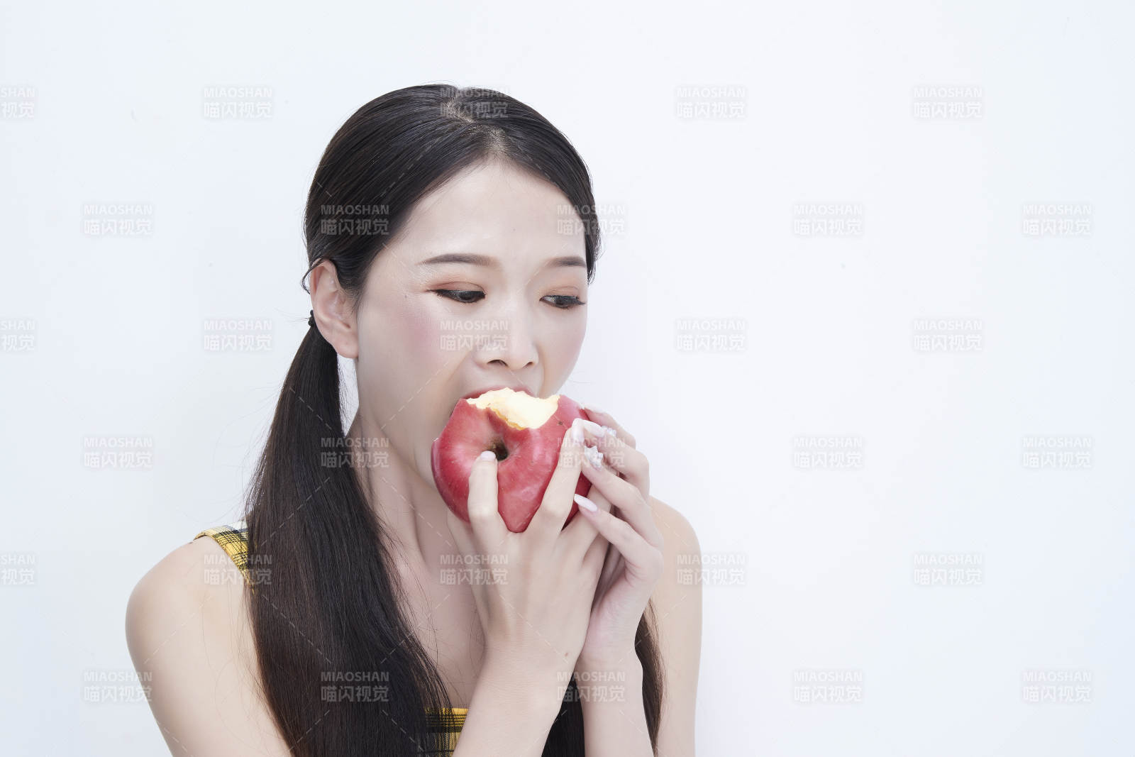 手拿蘋果身穿格子吊帶裙的亞洲可愛少女人像