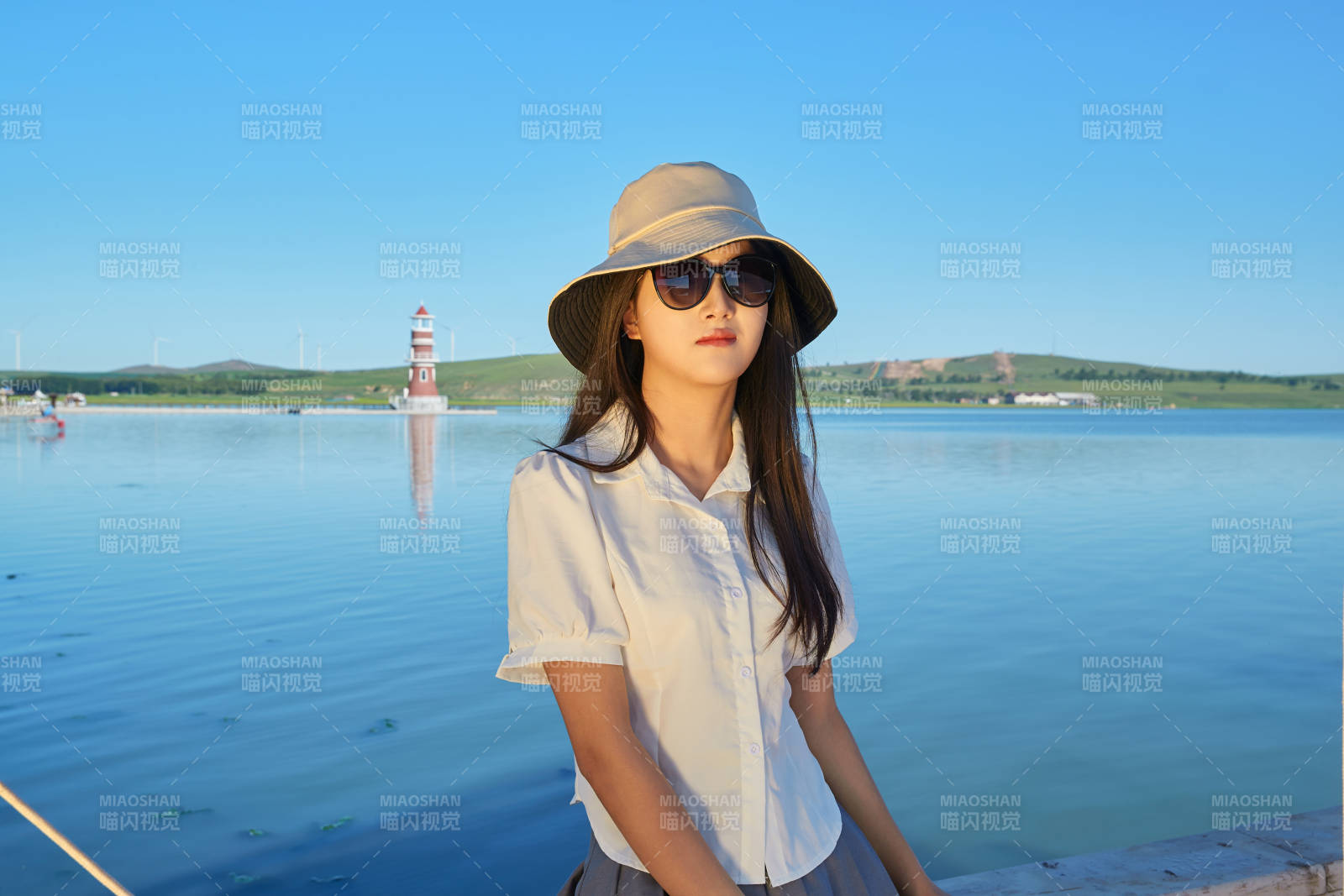 在湖畔木制帆船上的亚洲美女