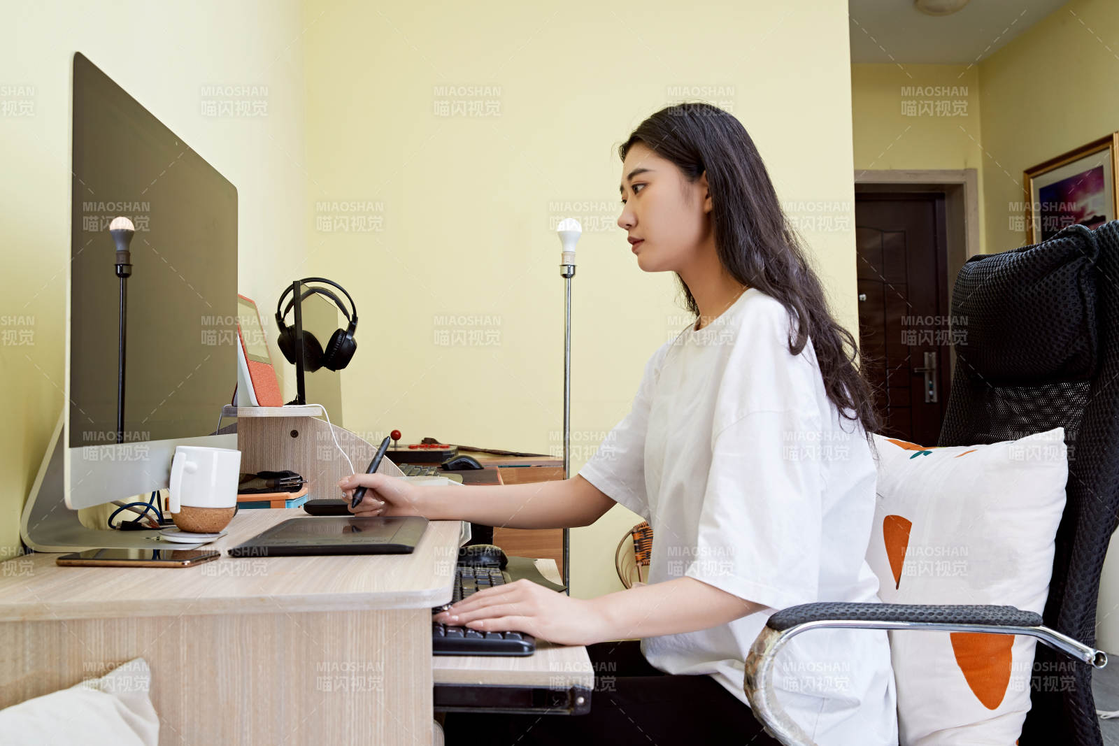 居家在電腦前創作插畫的年輕美女