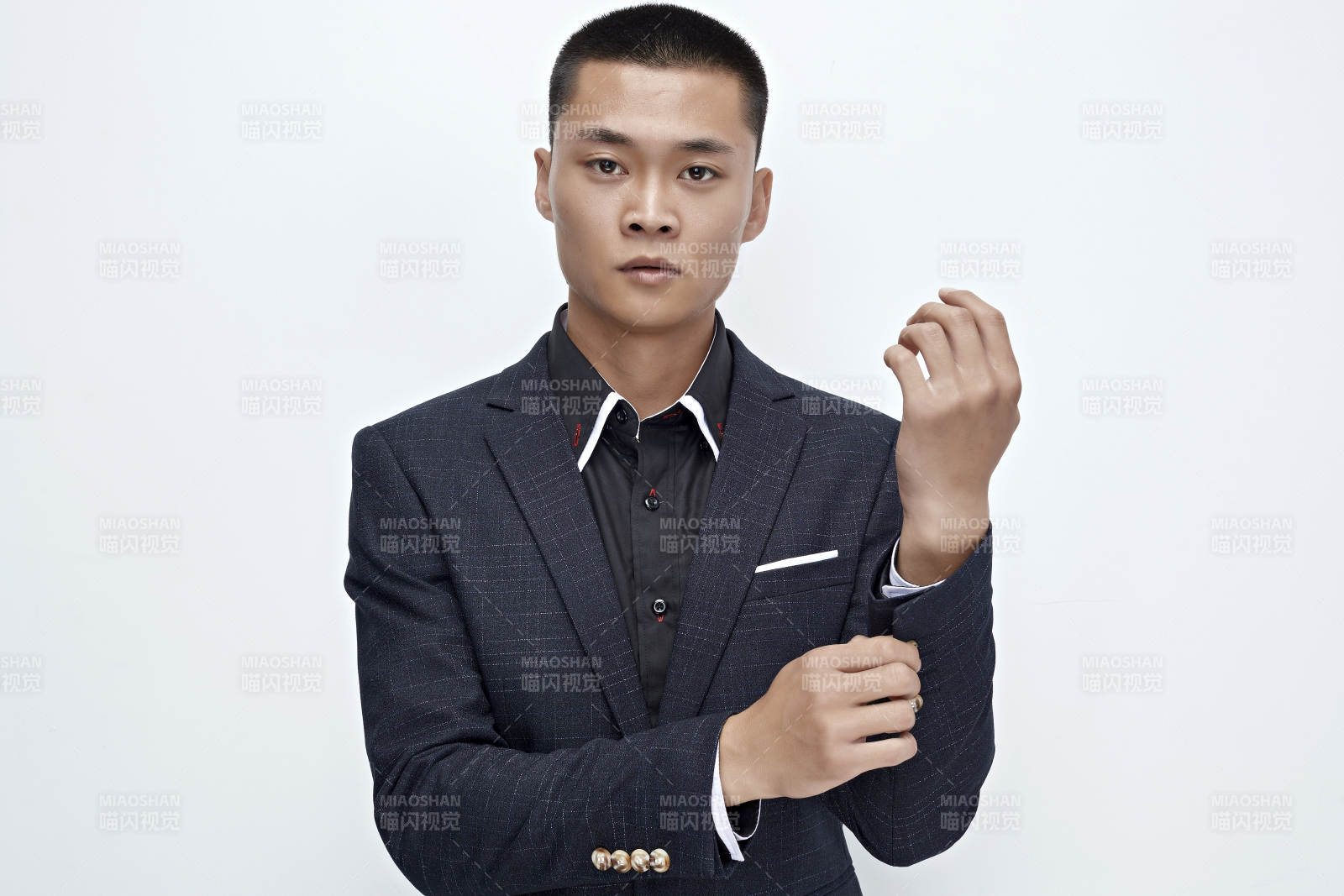 白色背景下的商務男士形象