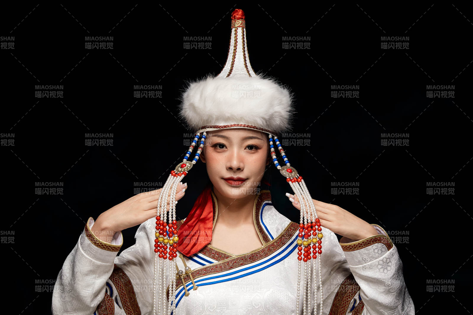 穿著蒙古族服飾的亞洲青年女性