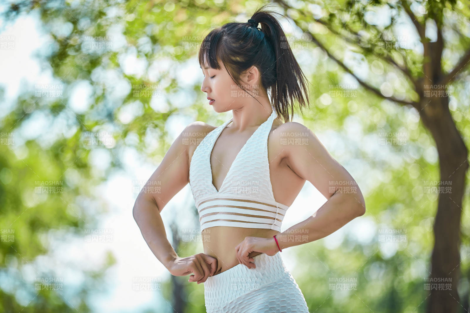 湖畔公園做瑜伽動作的亞洲年輕女性