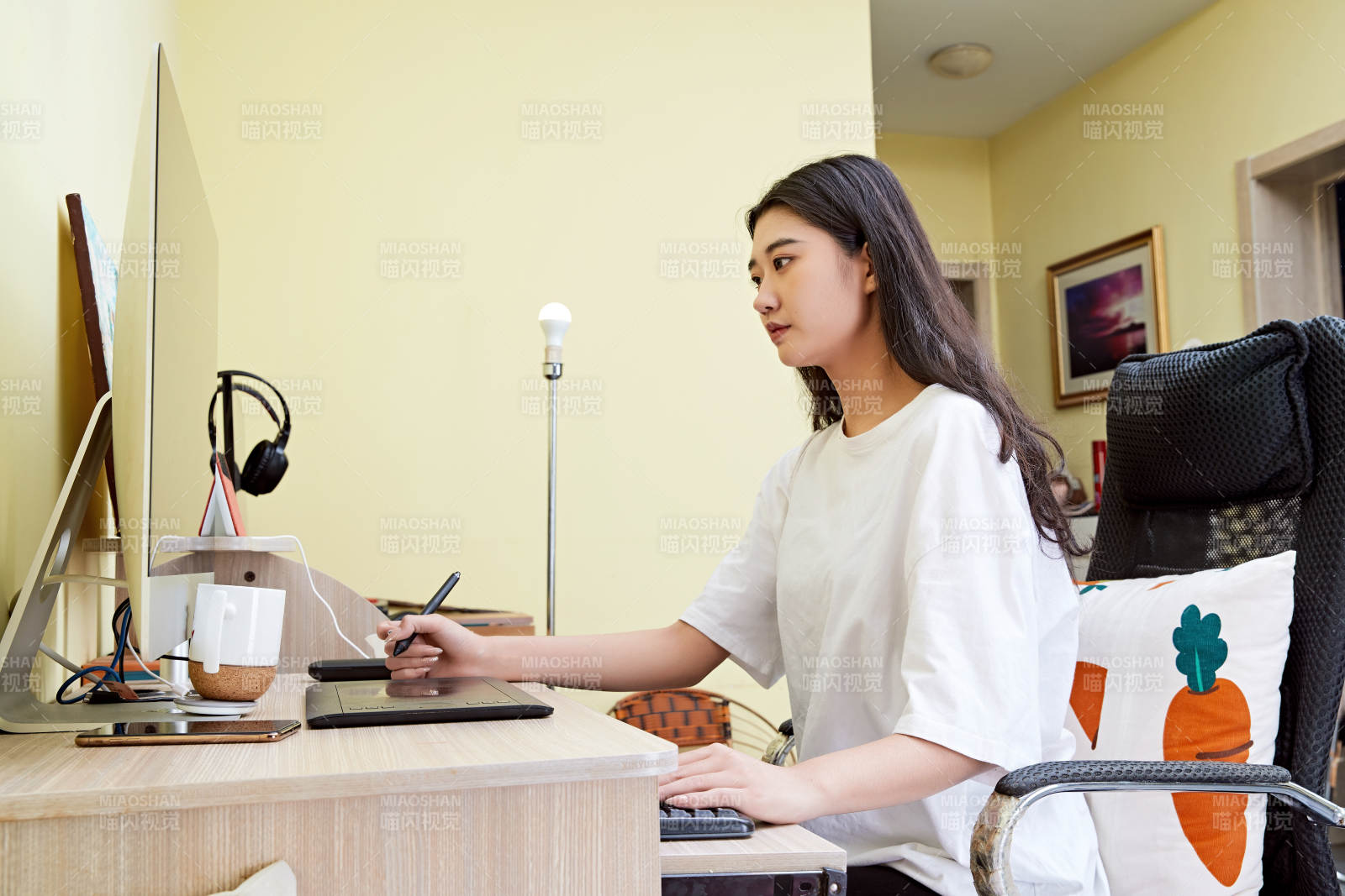 居家在電腦前創作插畫的年輕美女