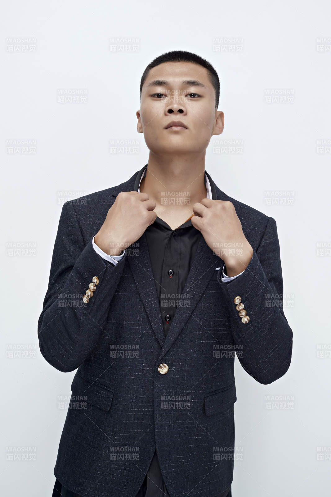 白色背景下的商務男士形象