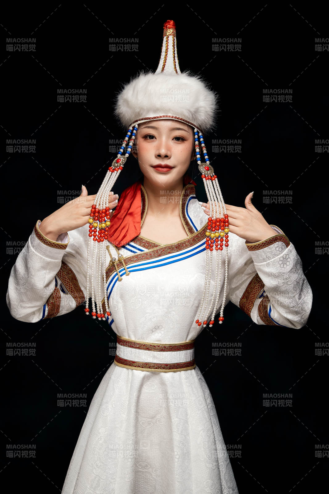 穿著蒙古族服飾的亞洲青年女性