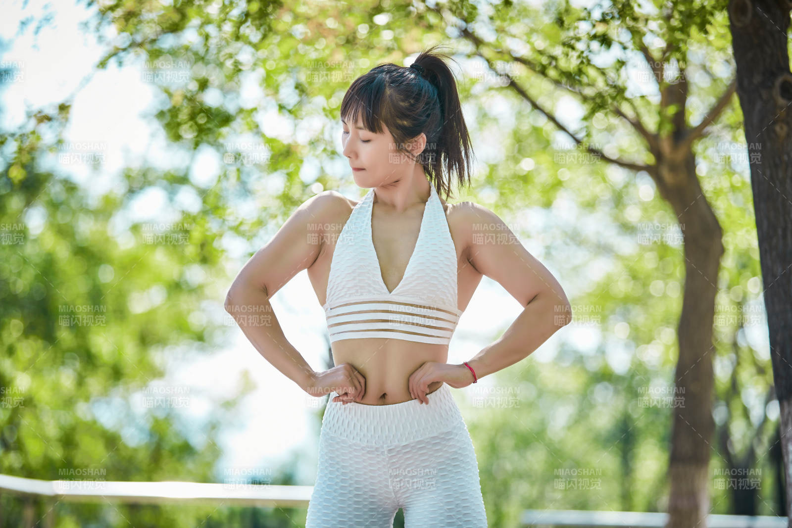 湖畔公园做瑜伽动作的亚洲年轻女性