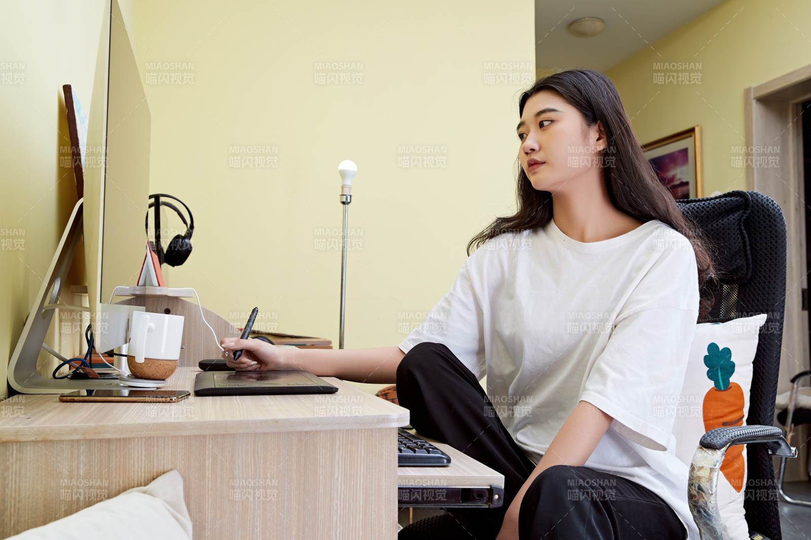 居家在電腦前創作插畫的年輕美女