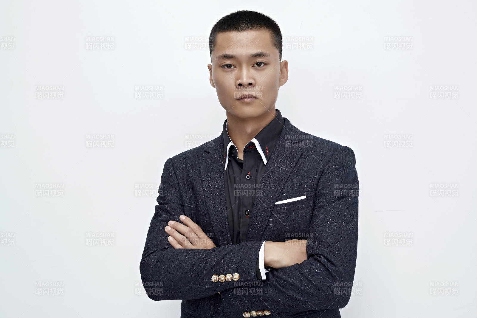 白色背景下的商務男士形象