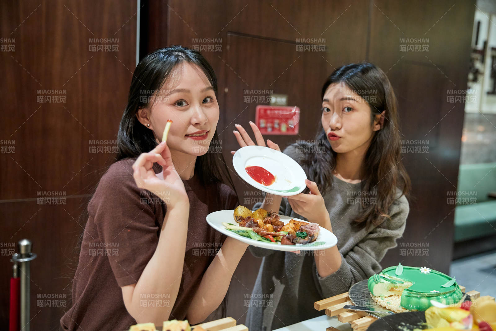 在酒店自助餐厅大吃特吃的亚洲可爱闺蜜少女