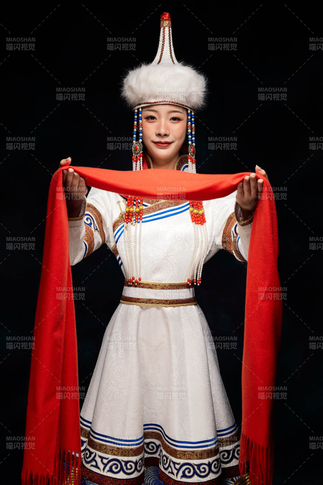 穿著蒙古族服飾的亞洲青年女性