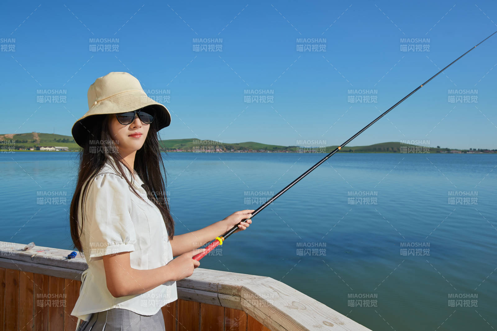 在湖畔木制帆船上的亚洲美女