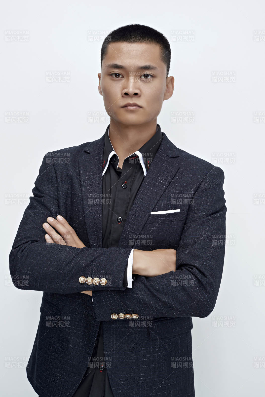 白色背景下的商務(wù)男士形象