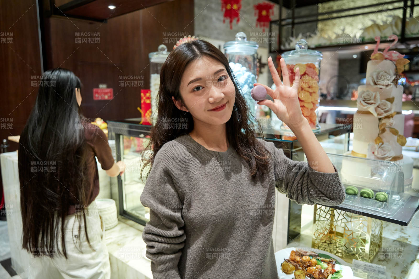 在酒店自助餐厅大吃特吃的亚洲可爱闺蜜少女