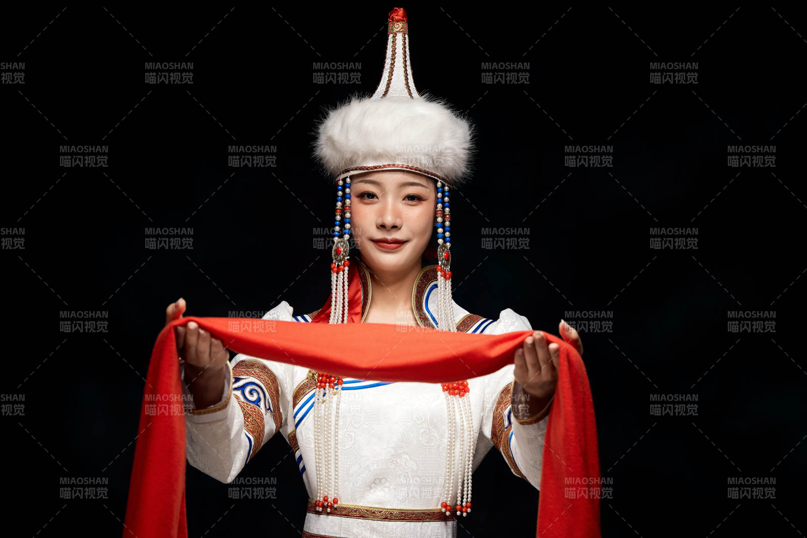 穿著蒙古族服飾的亞洲青年女性