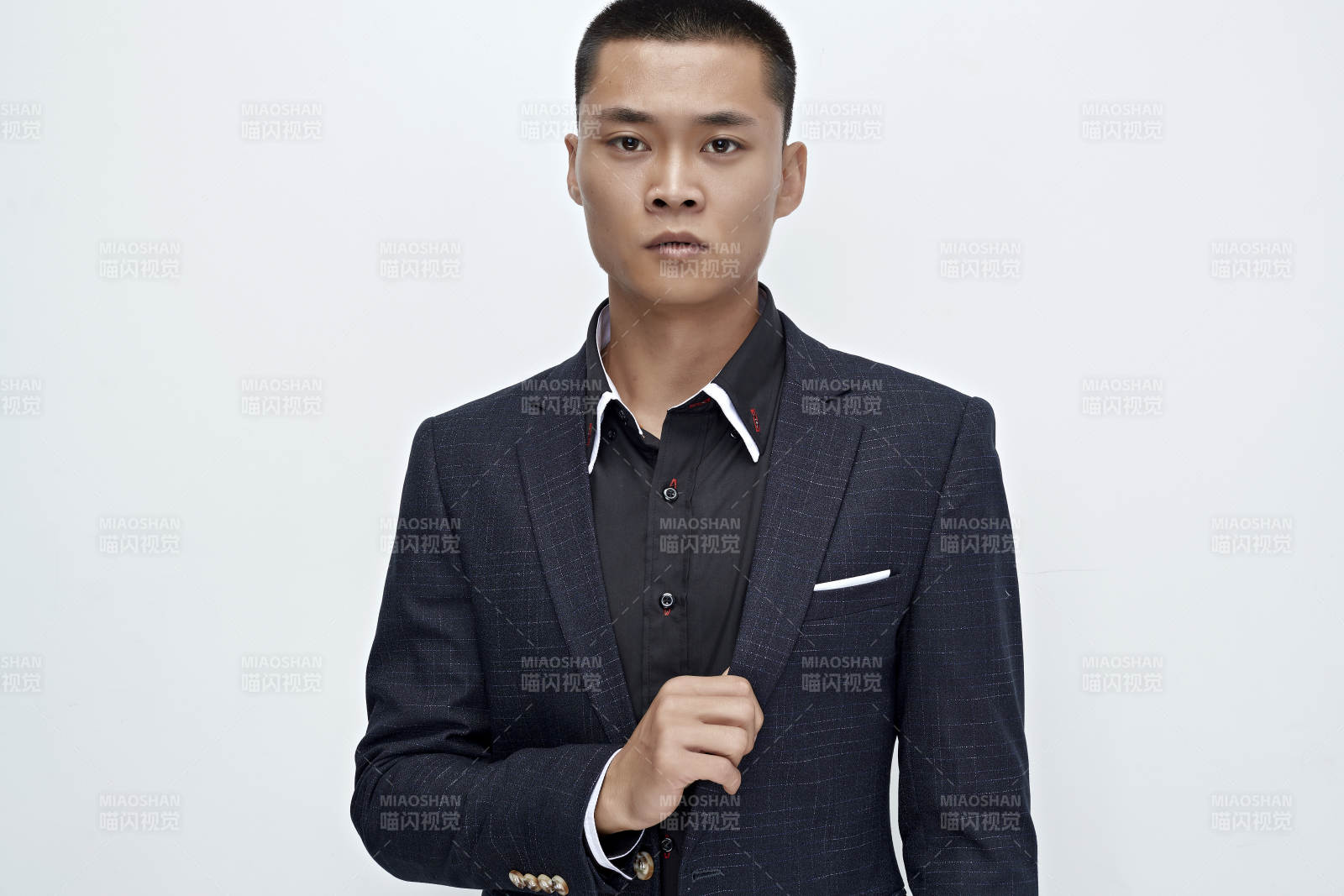 白色背景下的商務男士形象