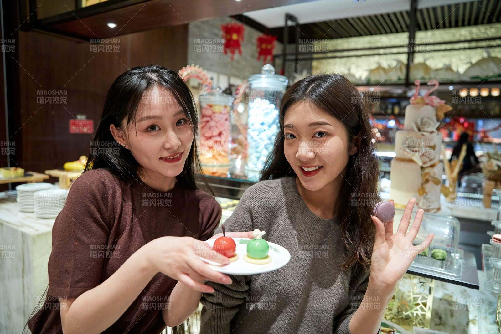在酒店自助餐廳大吃特吃的亞洲可愛閨蜜少女