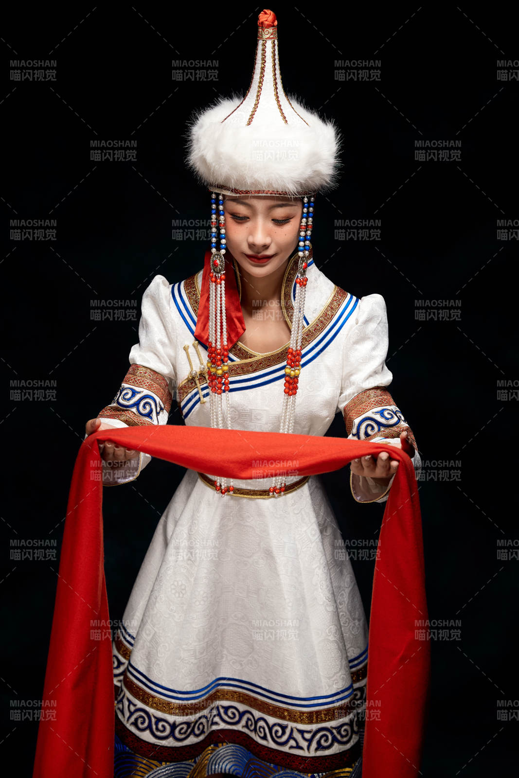 穿著蒙古族服飾的亞洲青年女性