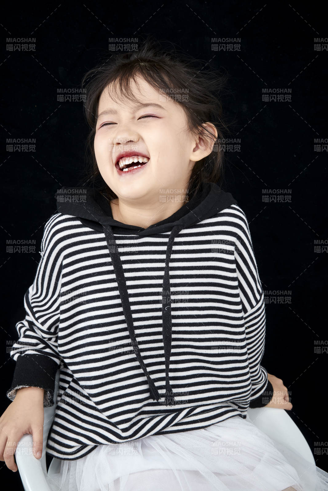 黑色背景的調皮可愛的亞洲小女孩兒童