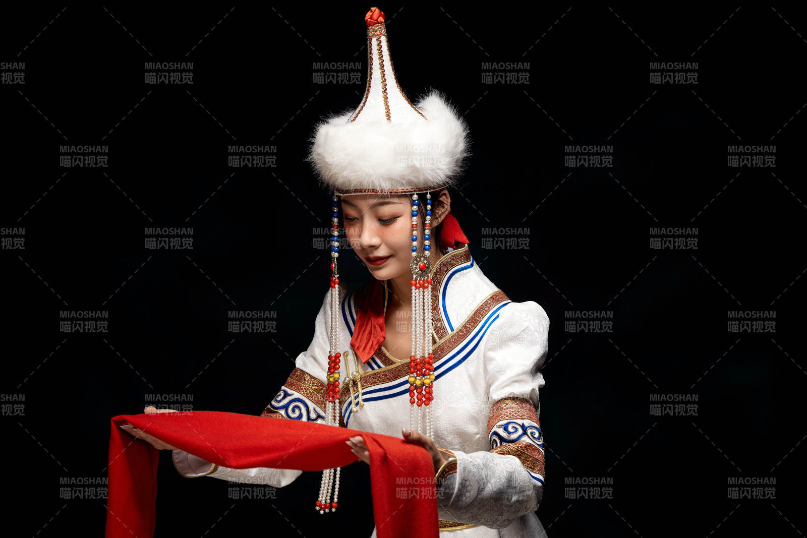 穿著蒙古族服飾的亞洲青年女性