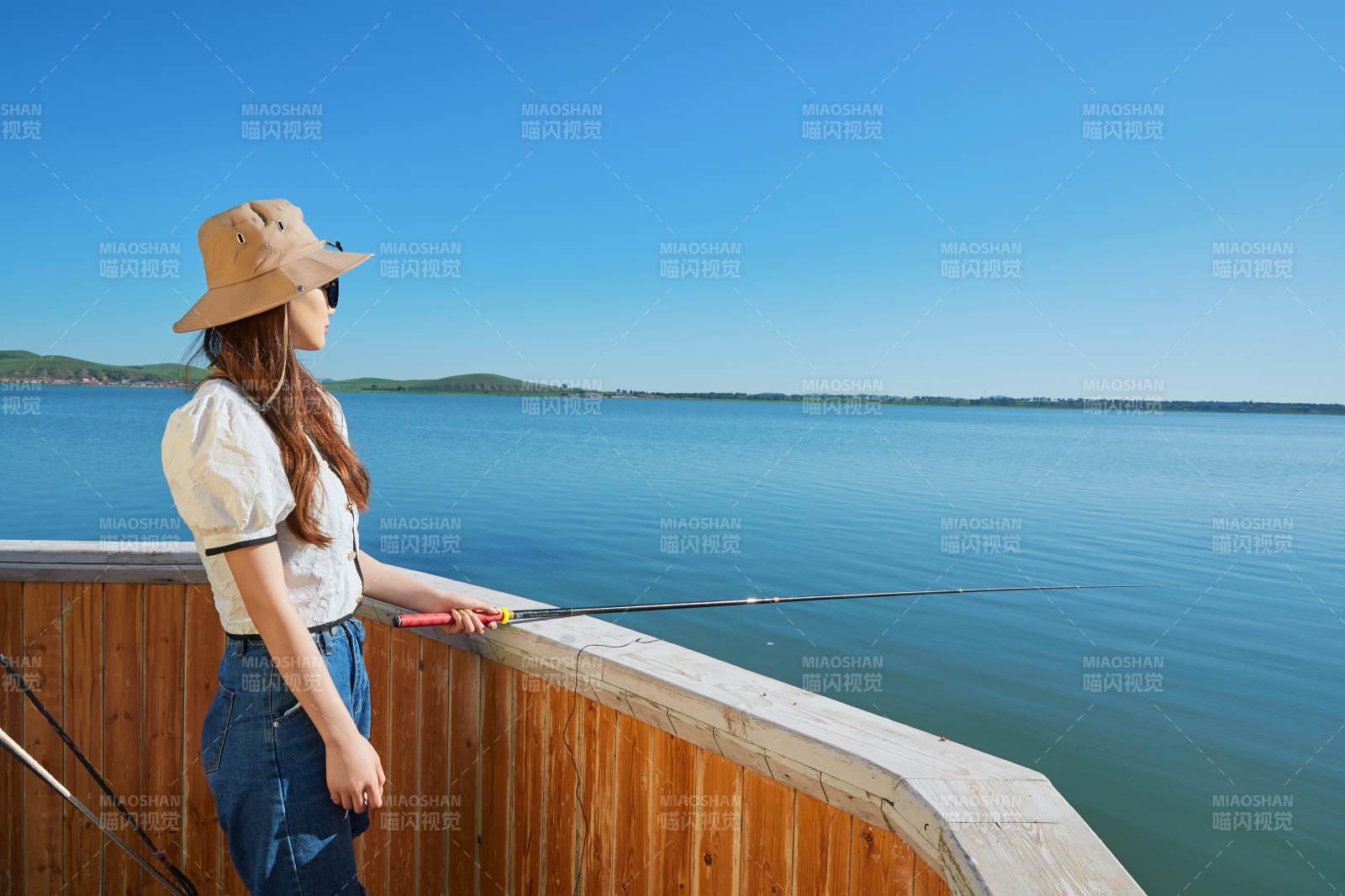 在湖畔木制帆船上的亚洲美女