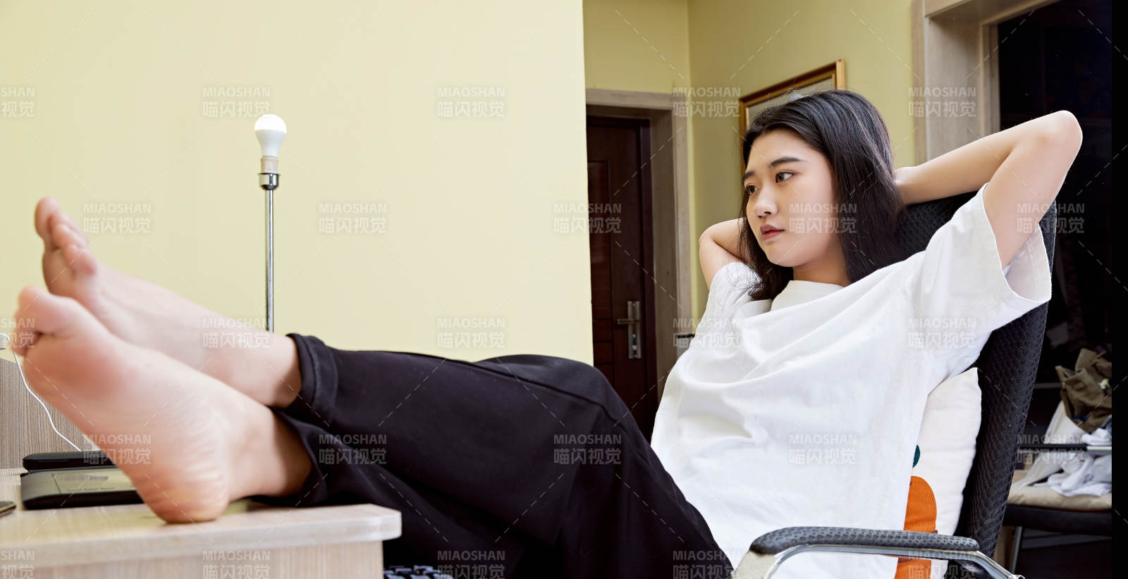 居家在电脑前创作插画的年轻美女