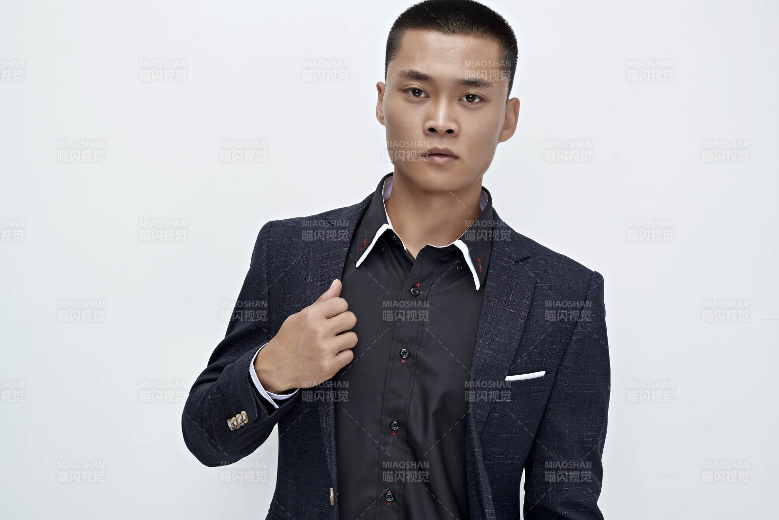 白色背景下的商務男士形象