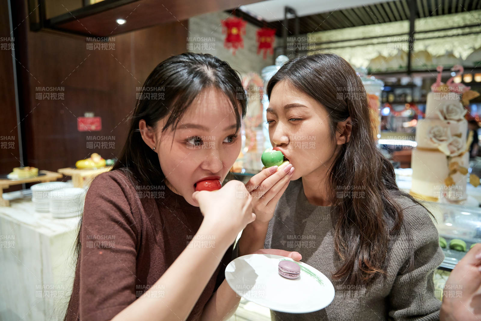 在酒店自助餐廳大吃特吃的亞洲可愛閨蜜少女