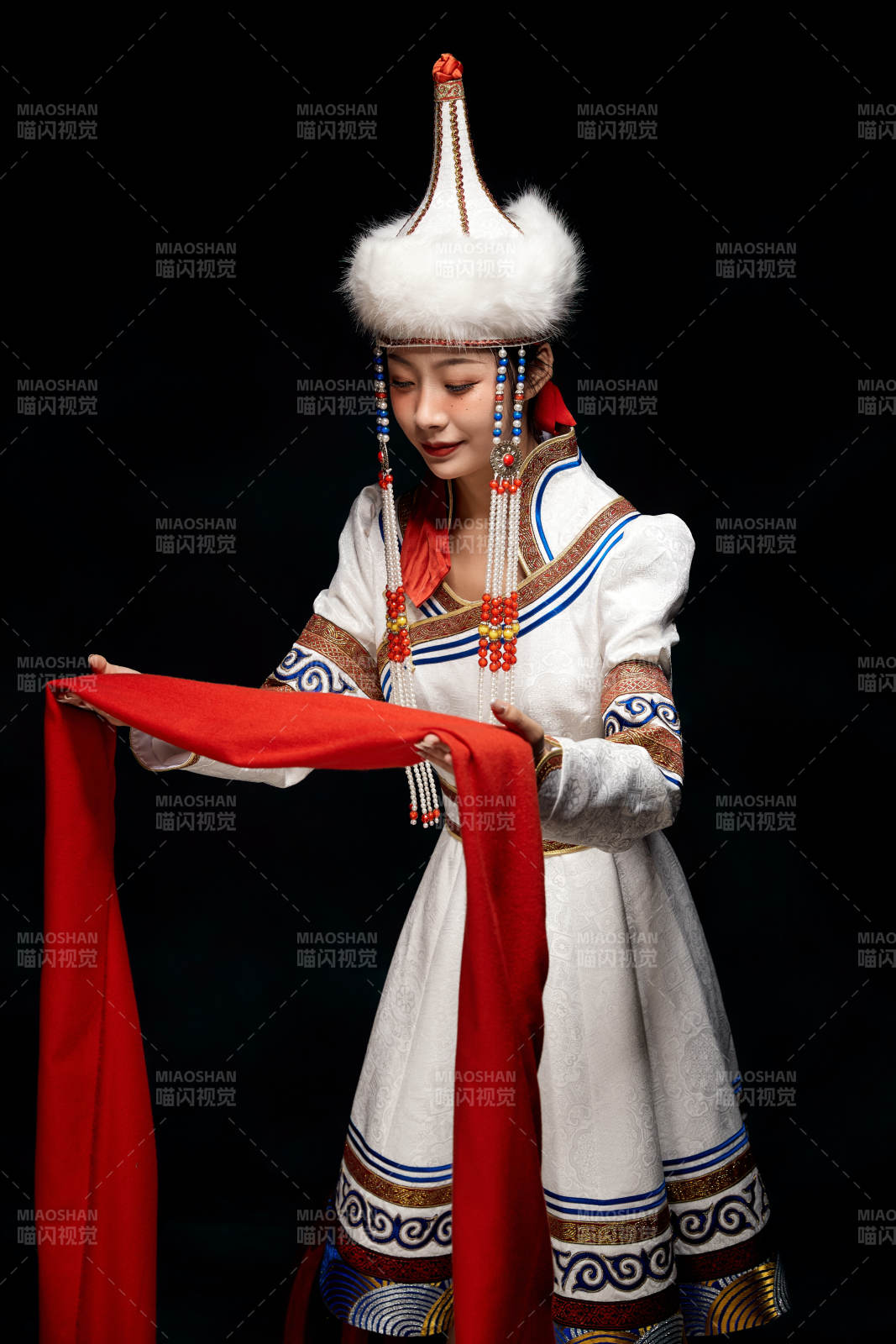 穿著蒙古族服飾的亞洲青年女性