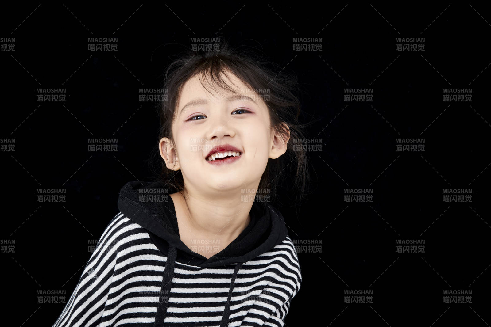 黑色背景的調皮可愛的亞洲小女孩兒童