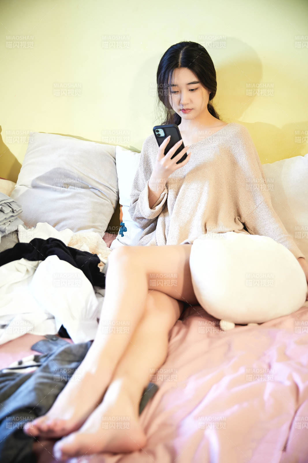 在沙發床上整理行裝的年輕亞洲女性