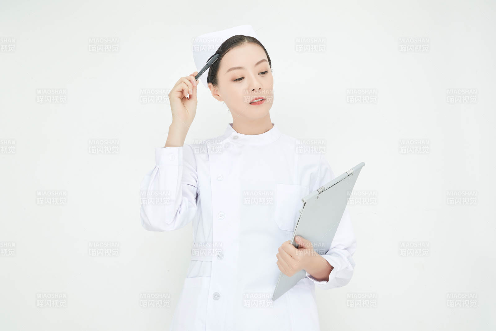 白背景里穿護士服手持病歷夾的美女護士