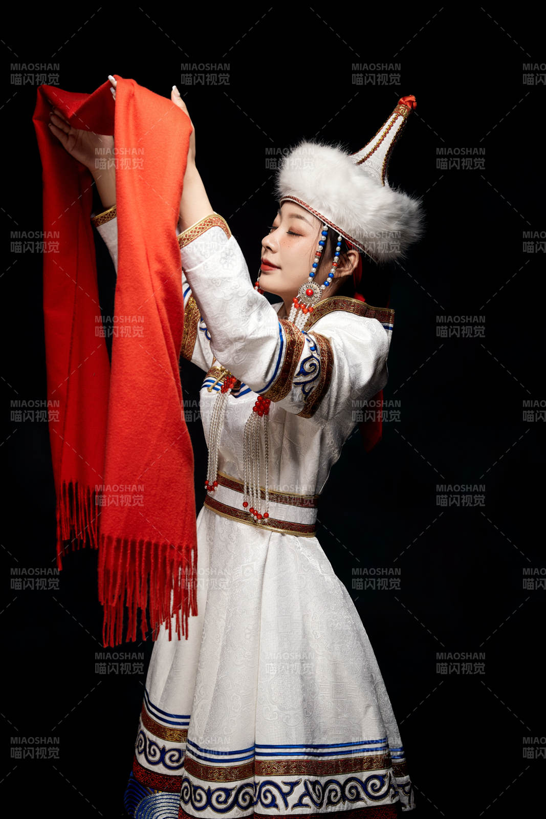 穿著蒙古族服飾的亞洲青年女性