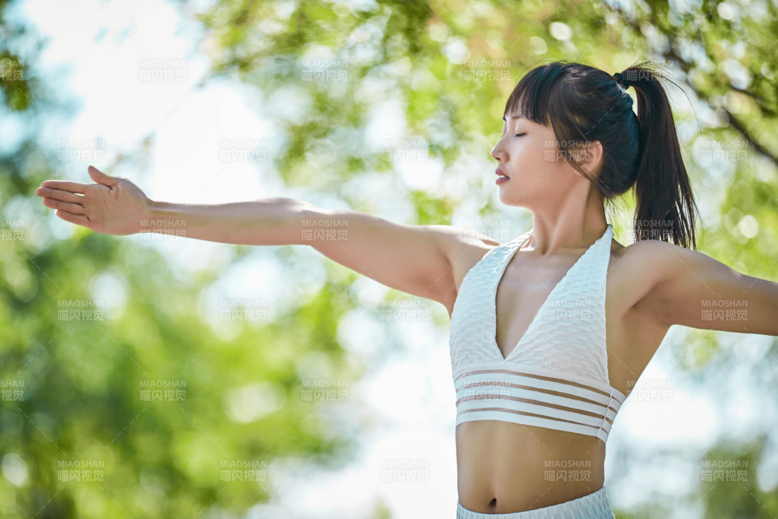 湖畔公園做瑜伽動作的亞洲年輕女性