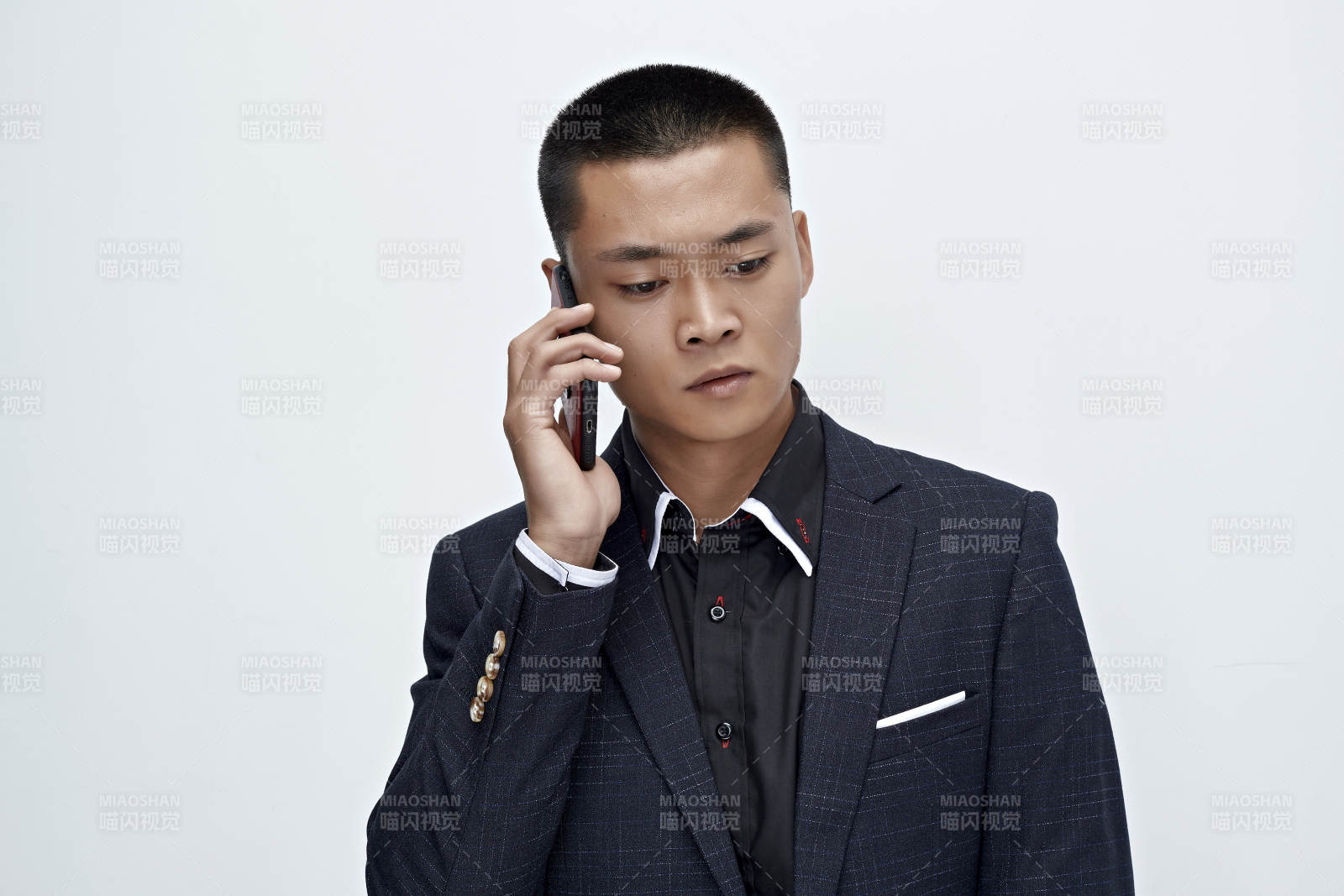 白色背景下的商務男士形象