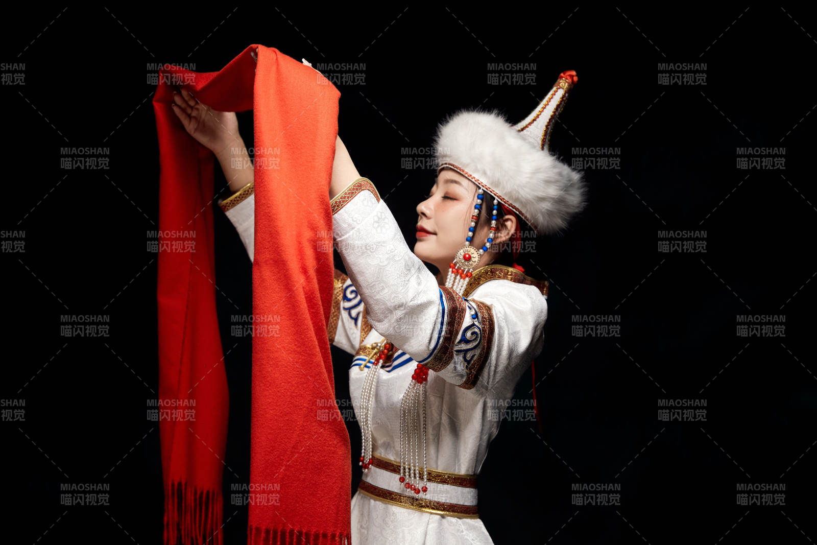 穿著蒙古族服飾的亞洲青年女性