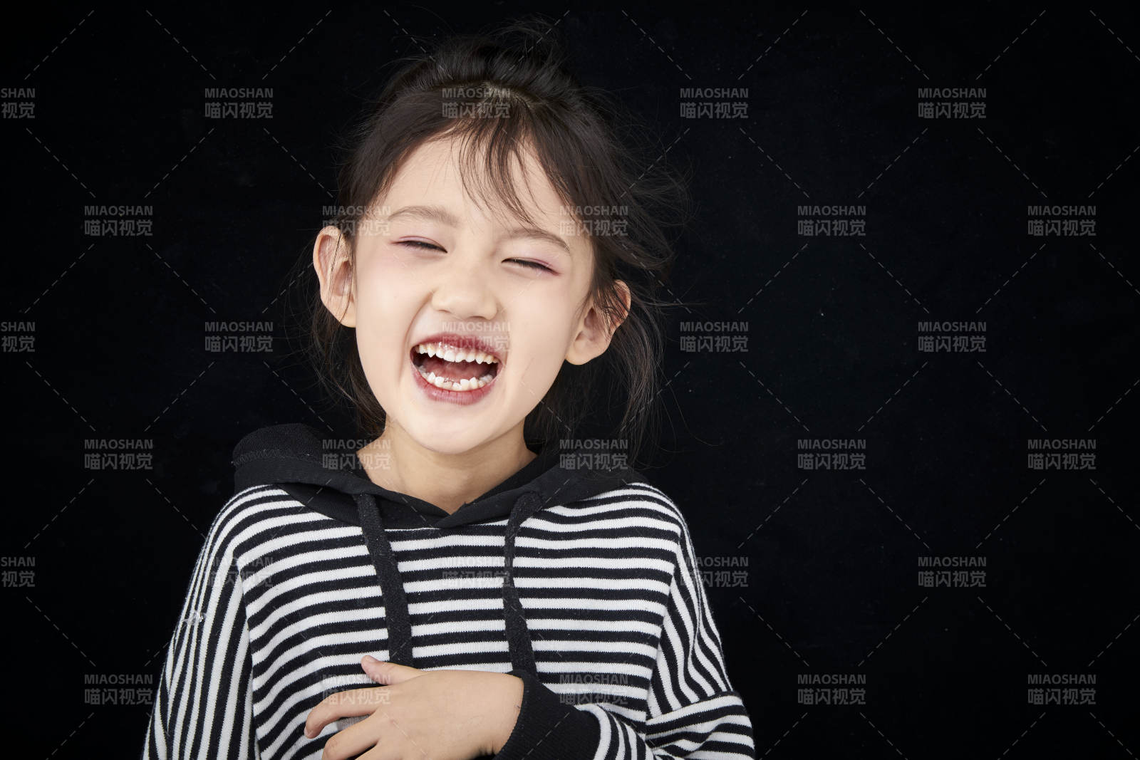 黑色背景的調皮可愛的亞洲小女孩兒童