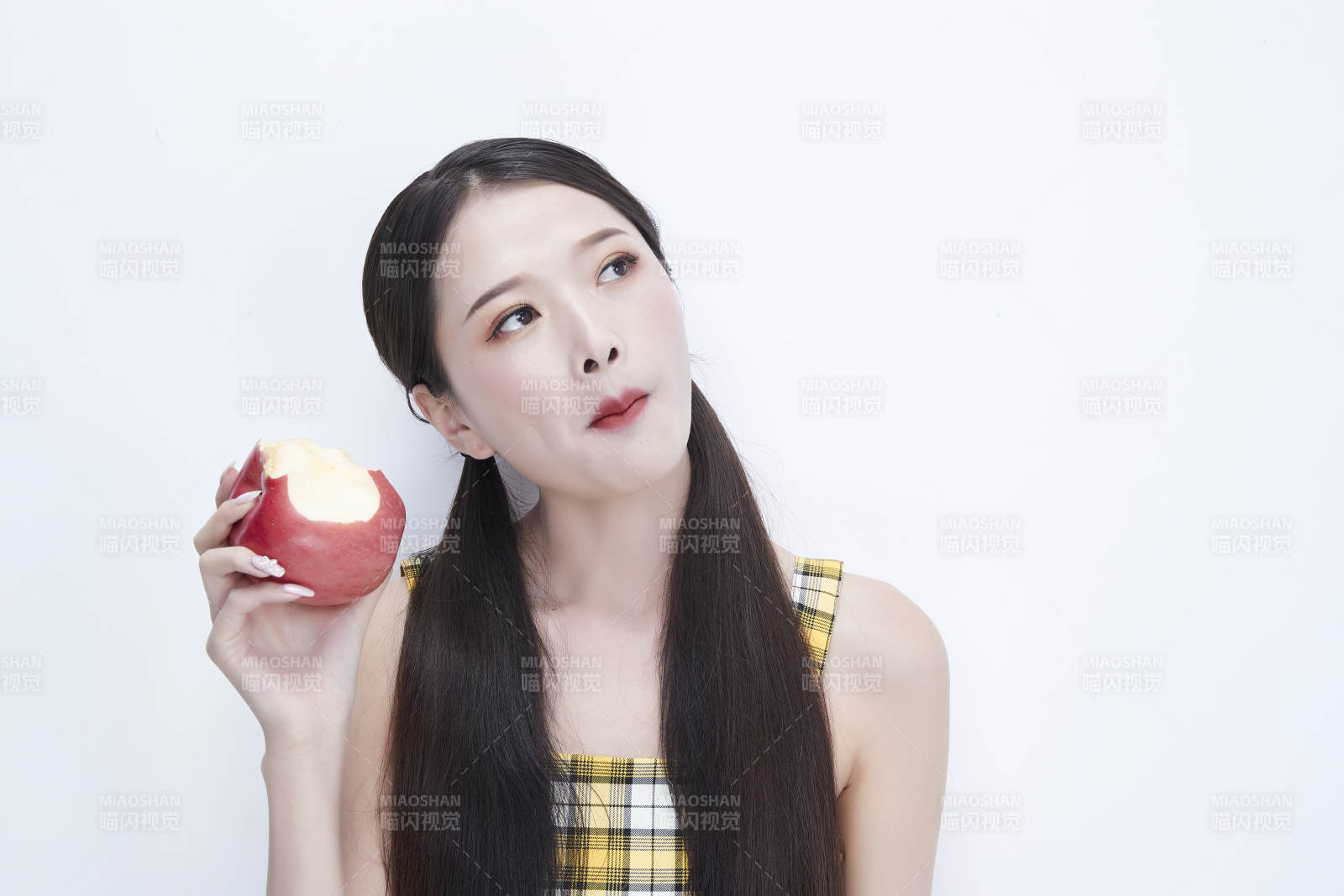 手拿蘋(píng)果身穿格子吊帶裙的亞洲可愛(ài)少女人像