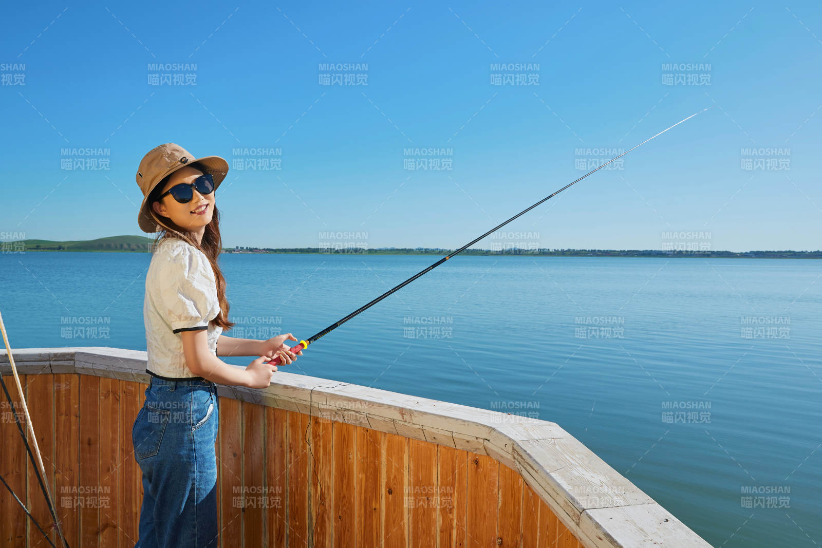 在湖畔木制帆船上的亚洲美女