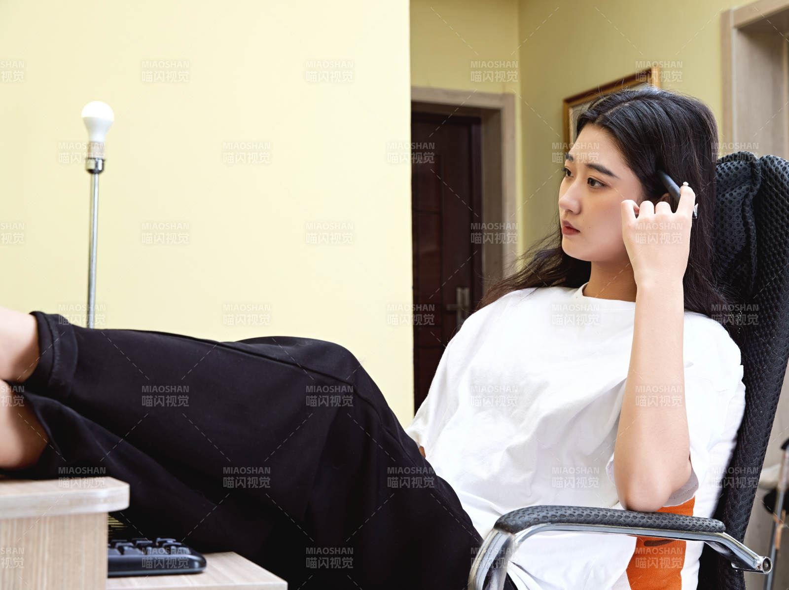 居家在電腦前創作插畫的年輕美女