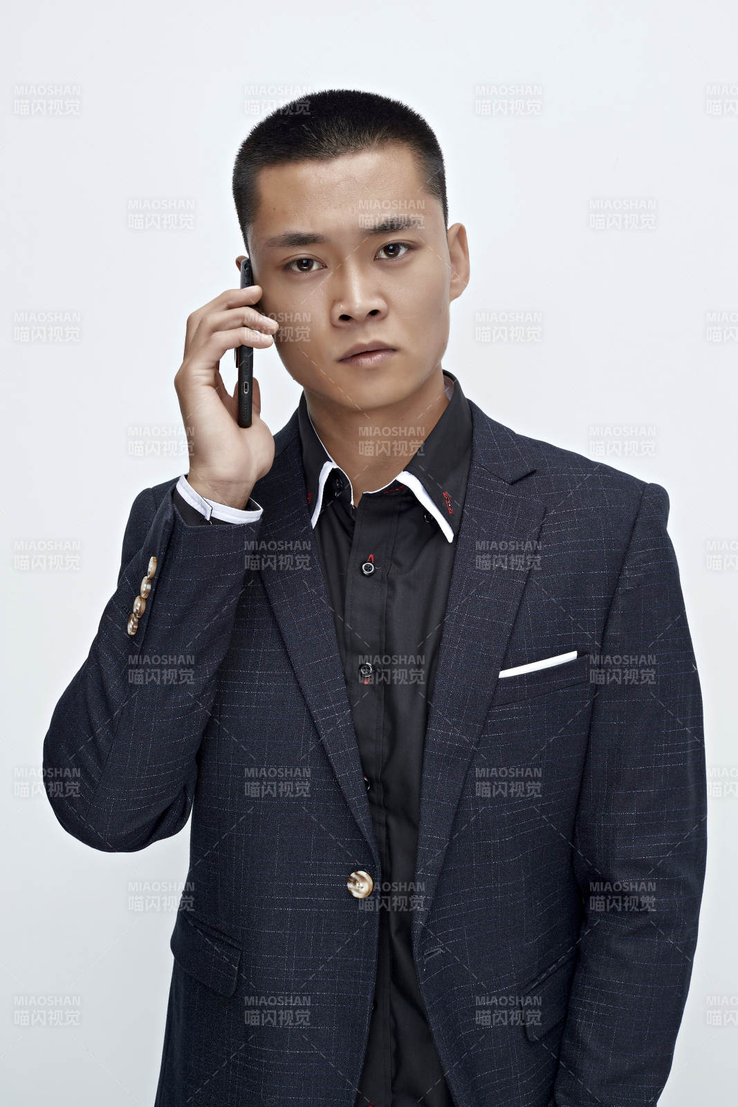 白色背景下的商務男士形象